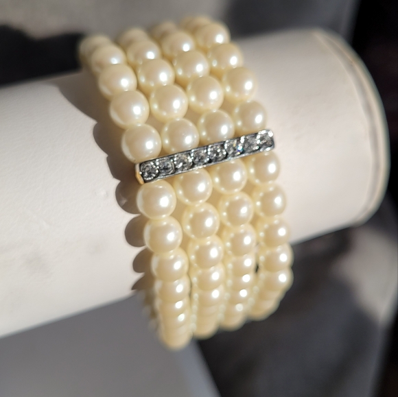 Avon Silver-plated 3 strand faux pearl bracelet with rhinestones - Picture 3 of 5